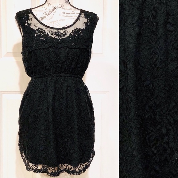 Motherhood Maternity Tops - 🎉HP🎉TRENDING Moody Floral Lace Sleeveless Top